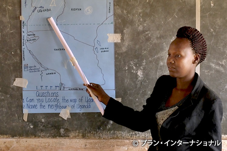 写真：教師になったエヴリンさん（ウガンダ）