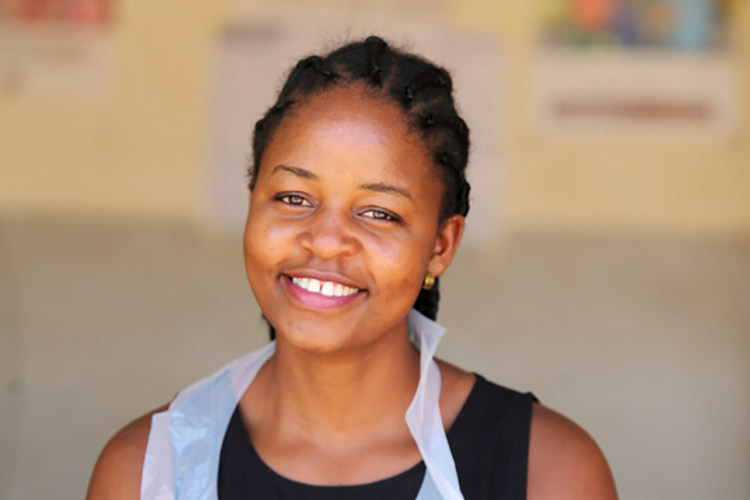 写真：保健員として活躍するトコさん（マラウイ）