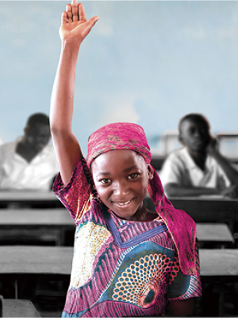 女の子が手を挙げている写真