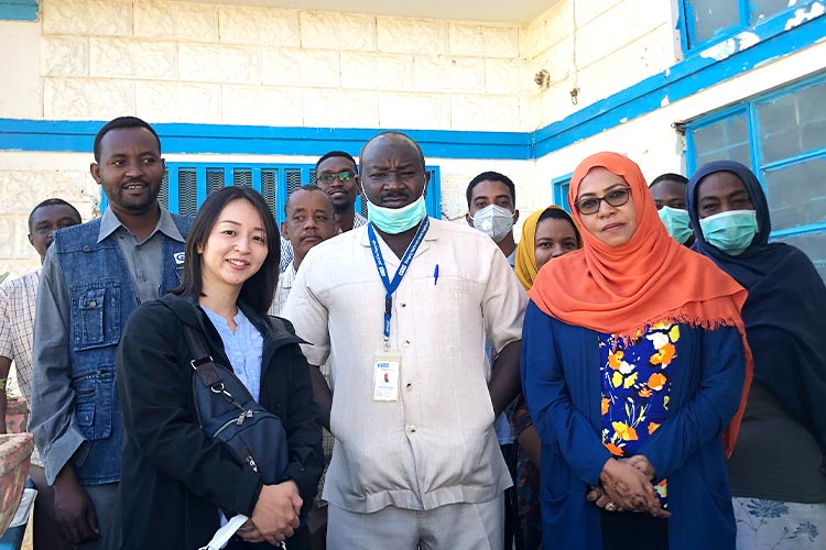 柳澤さん（前列左）。スーダンのプラン現地事務所にて　写真提供：柳澤さん