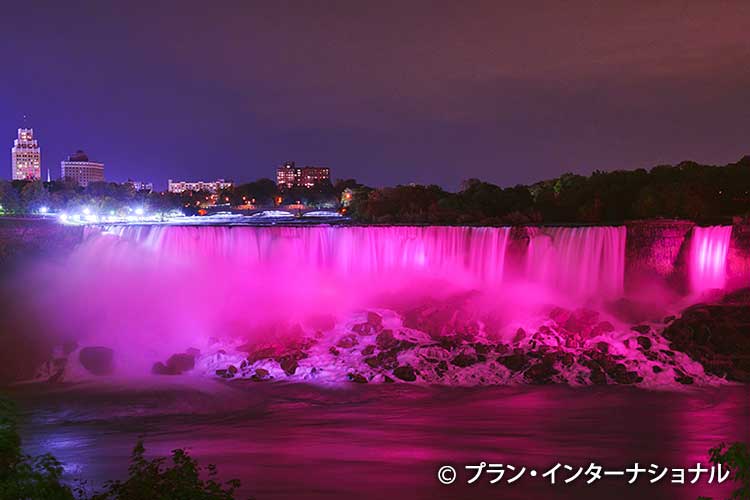 写真：ナイアガラの滝をピンク色にライトアップ