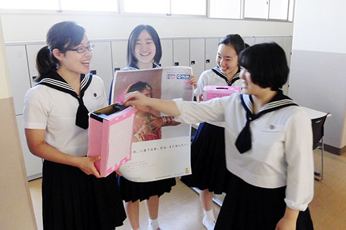 写真：女子校で同年代の女の子たちのためにファンドレイジング
