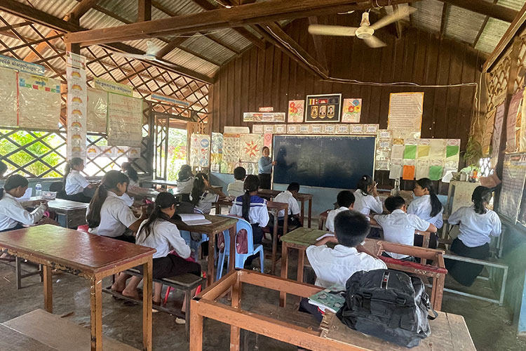 写真：雨や暑さをしのげず床板もない教室 width=