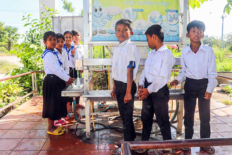 写真：衛生について学び、手洗いを実践する子どもたち（別プロジェクト）