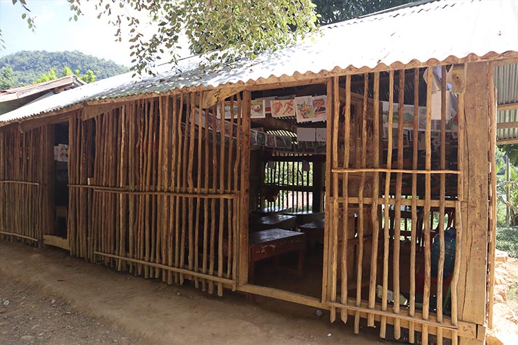 写真：木と竹で作られた脆弱なつくりの教室