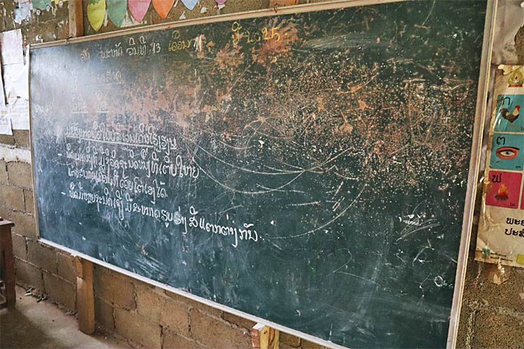 写真：剥がれて老朽化した黒板