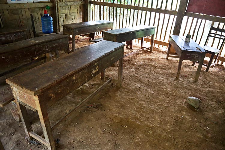 写真：床板も無くむき出しの土の上に置かれた机と椅子