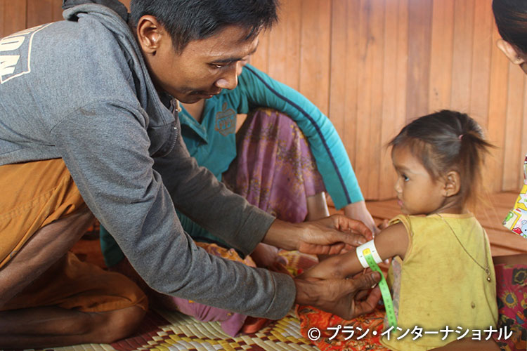 写真：これまでに実施したプロジェクトの様子（参考）発育状態を確認するため乳幼児の腕回りを計測