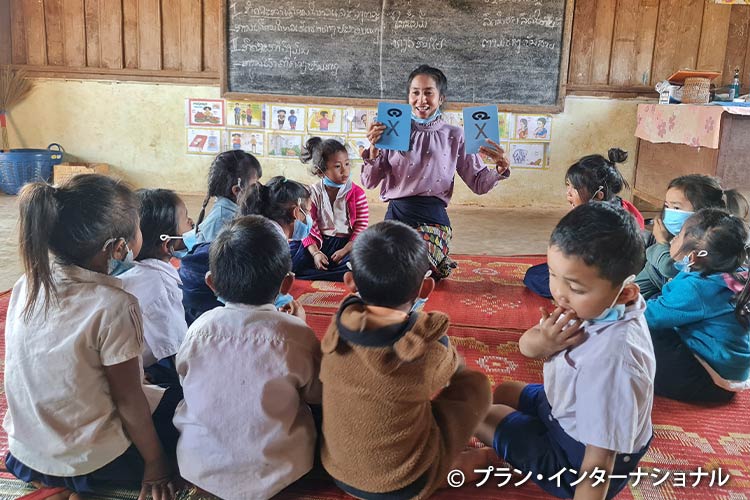写真：幼稚園がないため、小学校の教室を借りて、授業を受ける幼稚園児