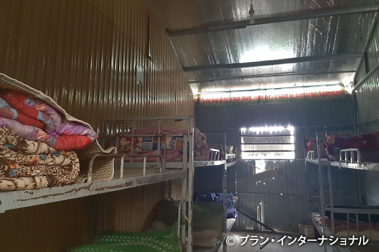 写真：暗い寄宿舎の壁は傷みも激しい