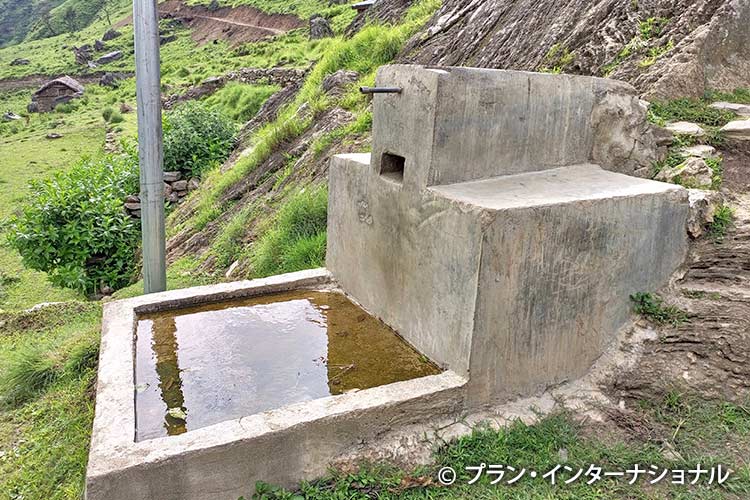 写真:現状の手洗い場とトイレ