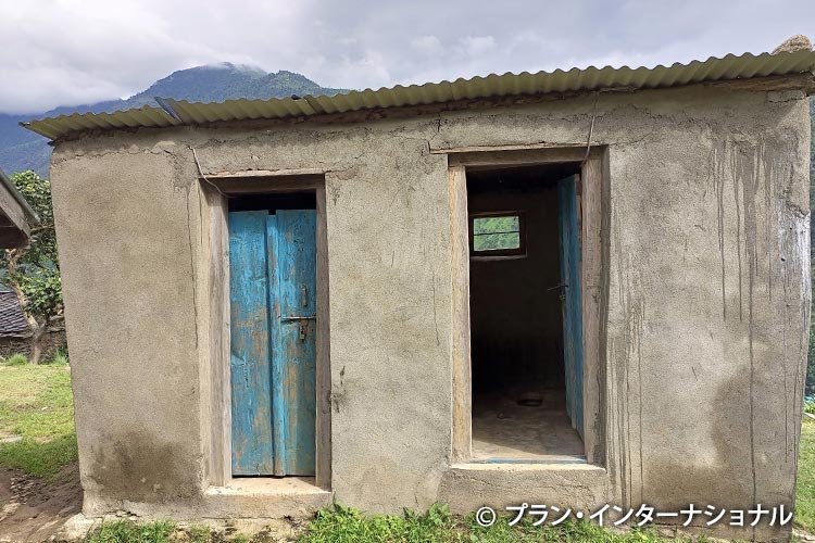 写真:現状の手洗い場とトイレ