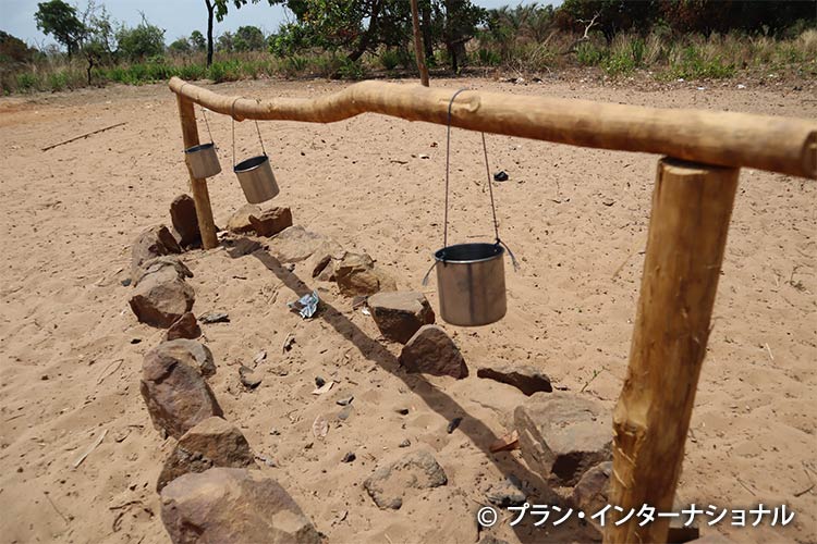 写真:現状の教室と手洗い場