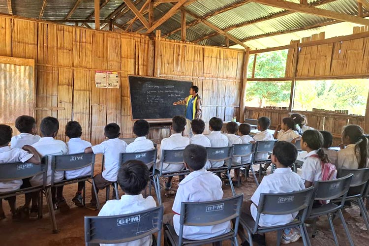 写真：机がなく、椅子も数が足りず2人で座ることも