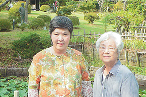 写真：今井和子さん(右)と辻村恵子さん親子