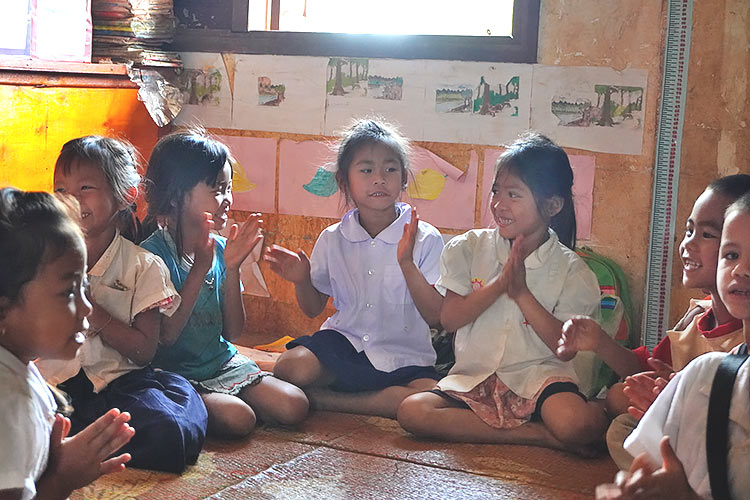 写真：幼稚園が建設されることを聞いて喜ぶ現地の子どもたち