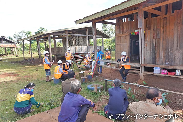 写真：幼稚園の建設現場でミーティング