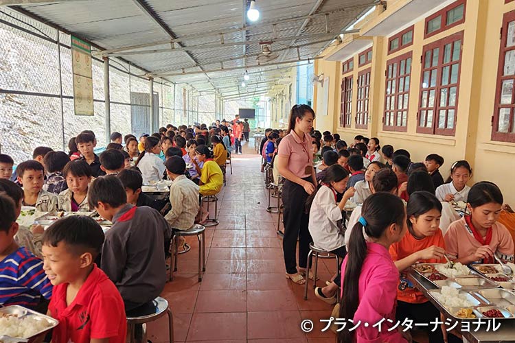 2021年のベトナムの「少数民族の子どもたちの教育支援プロジェクト」より。建設された寄宿舎の、キッチン兼食堂での食事風景
