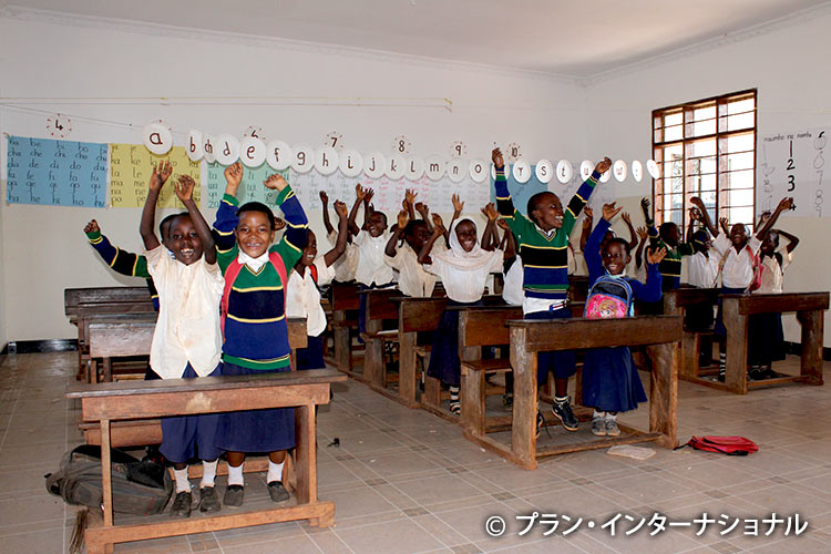 2019年のタンザニアの「小学校の環境整備プロジェクト」より。完成した教室で笑顔をみせる子どもたち