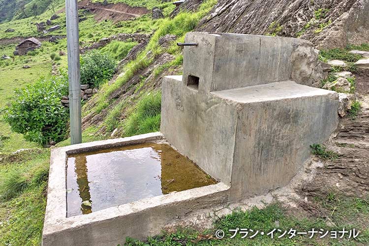 写真：現状の手洗い場とトイレ