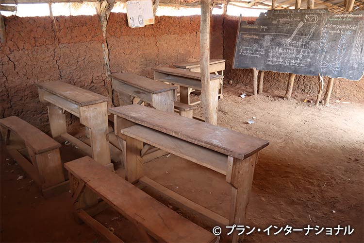 写真：現状の教室と手洗い場