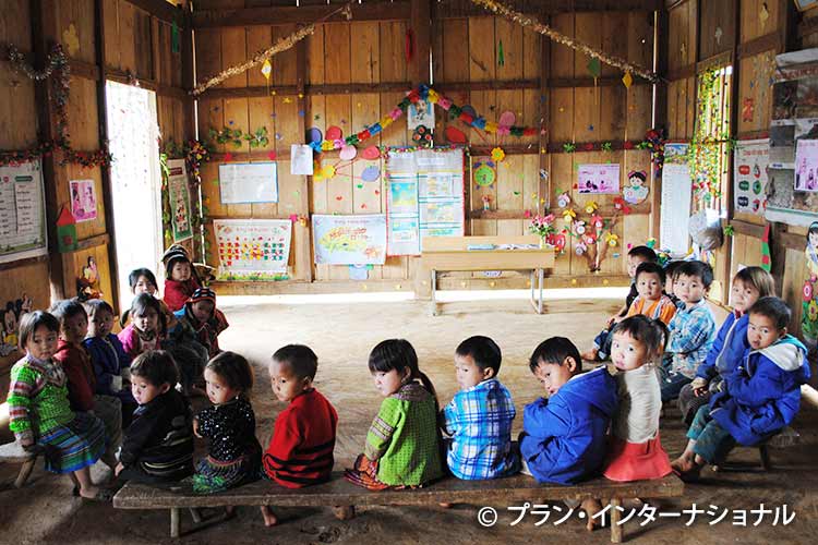 画像:雨風が吹き込む教室