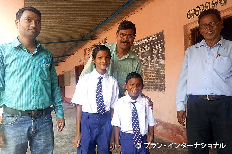 画像:保護され、寄宿学校で学べることを喜ぶ子どもたち