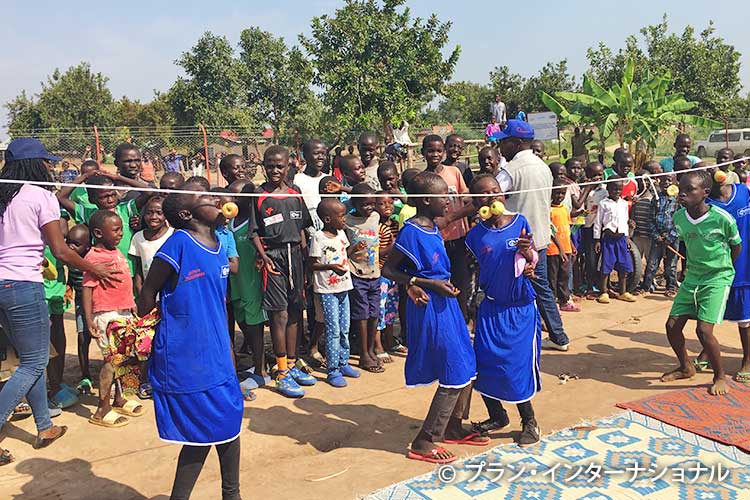 画像:「子どもひろば」でゲームをする子どもたち