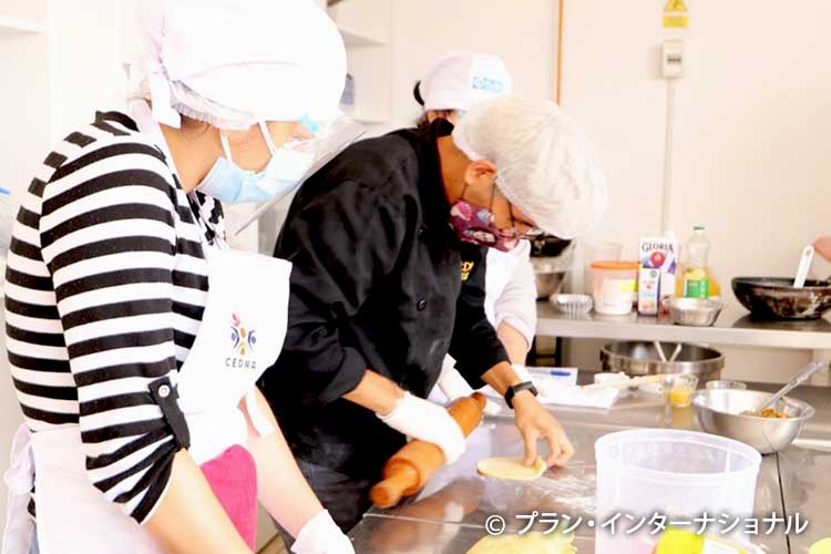 画像:パン製造トレーニングの様子