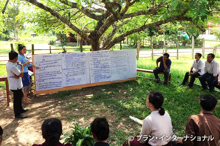 トレーニングを受けるジェンダー担当の教師たち