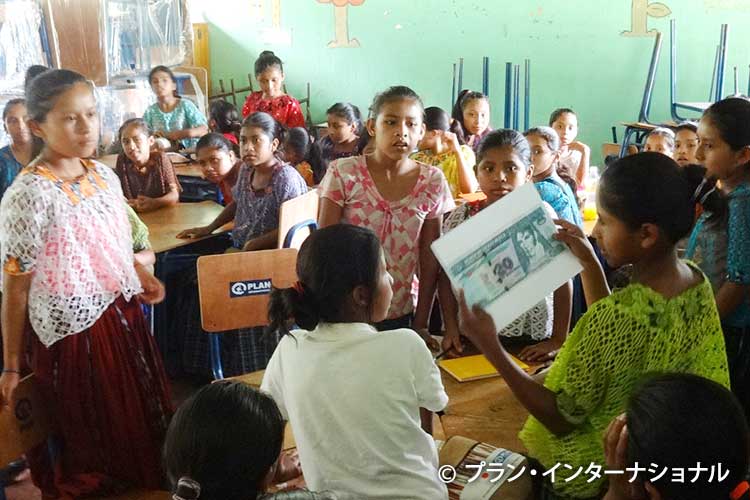 画像:意見を発表する参加者の女の子