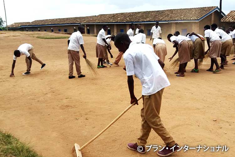 写真:「そうじは女性の仕事」というルワンダ社会の常識を変えつつある男の子たち