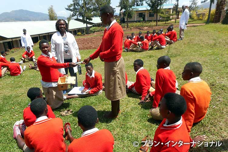 写真:対象地域の中学校に通う女の子たち