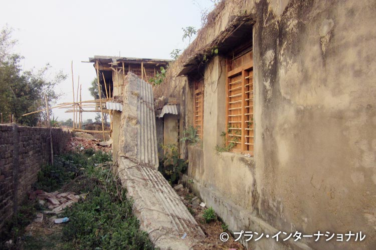 劣化が進み危険な教室