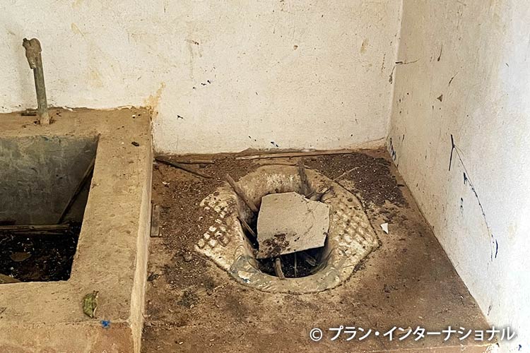 壊れて使えなくなった学校のトイレ