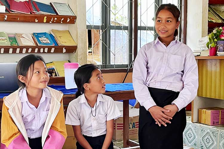 写真：プロジェクトに参加する女の子たち（ラオス）