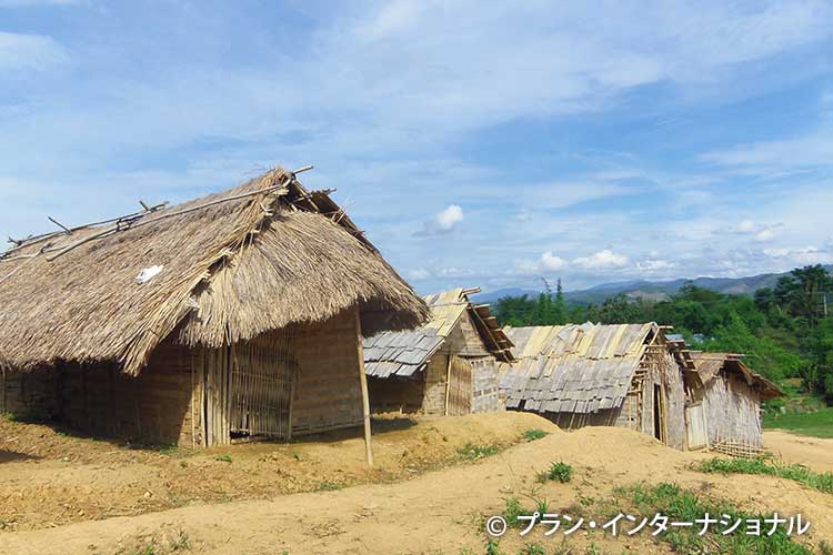 中学校の生徒たちが生活する竹の小屋