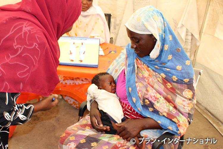 重度の栄養不良に陥る前の治療開始を目指し、家庭を訪問