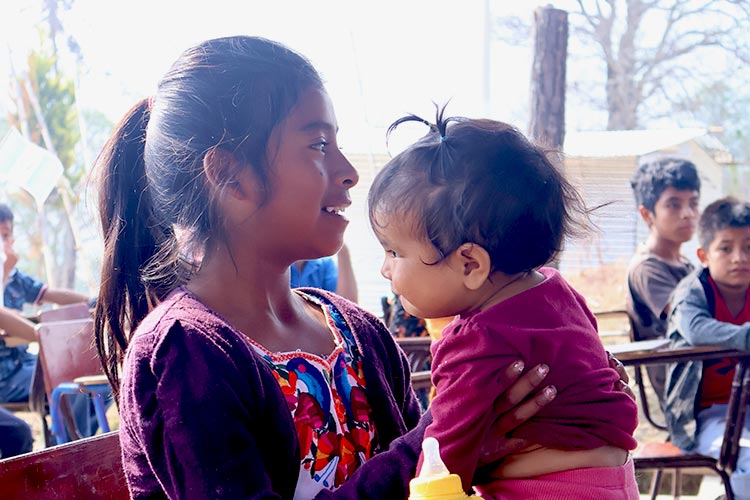 きょうだいの世話や家事のため十分な教育を受けられないことも