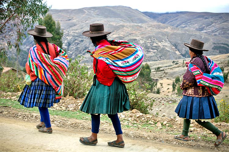 手工芸品を市場へ売りに行く女性たち