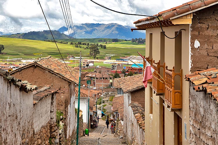 アンデスの高地にある典型的な家並み