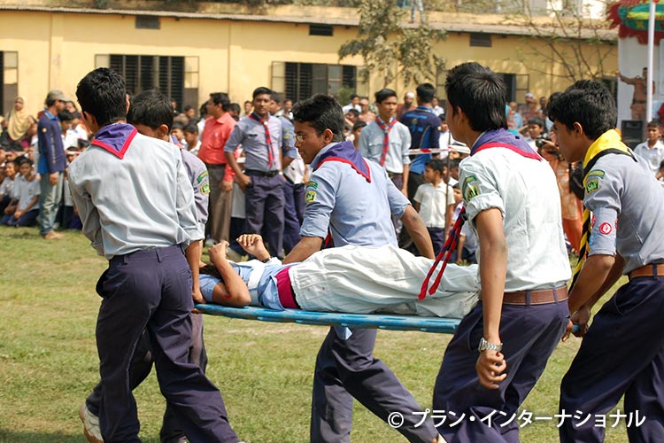画像：避難訓練、怪我人への応急処置
