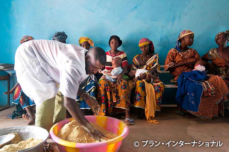 画像：栄養不良児のための保健所で、食料の支給を待つ母親たち