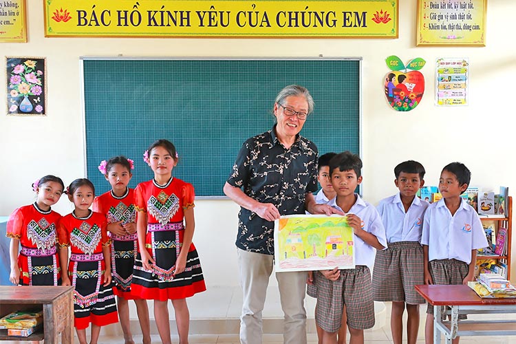 写真：現地の男の子に絵をプレゼントされて