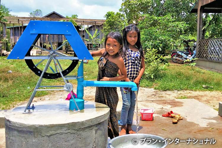 写真：完成した井戸。ハンドルは子どもでも廻せるように軽く作られている。衛生面のトレーニングも実施された。