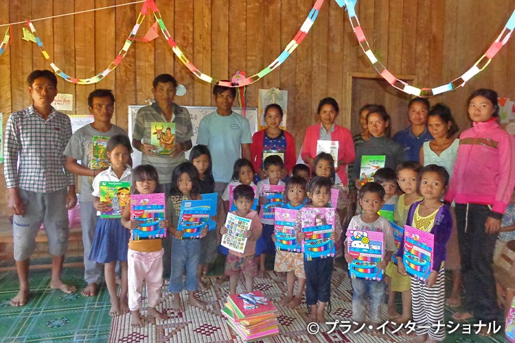 写真：「ひとみ文庫」として、７か所の就学前教育施設に、図書と工作用教材、衛生トレーニング用備品の支給が行われた。