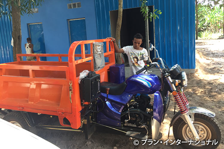 写真：できた飲料水をボトルに入れて各村へ。配送用のオート三輪も支援により購入された