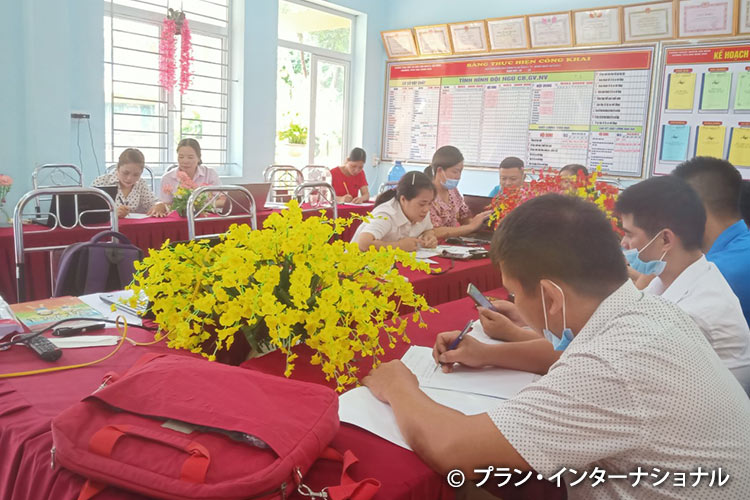 写真：教師たちは、少数民族の子どもたちに教える際に必要な配慮や指導技術をを学びます