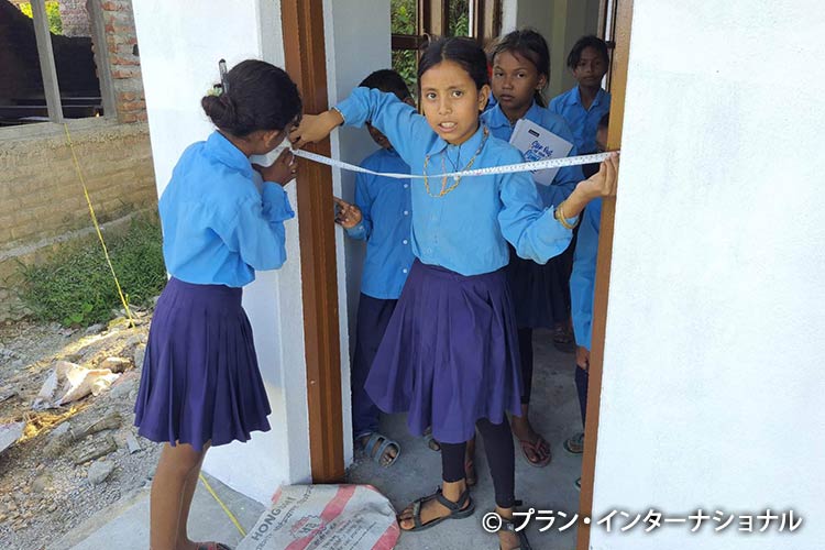 写真:子どもたちもプロジェクトに参加。この日は校舎の安全性の確認を行いました