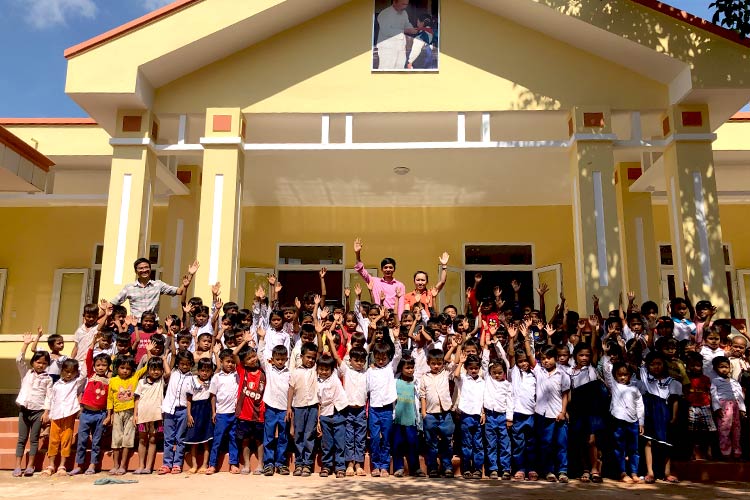 写真：支援した小学校では、教室や運動場の整備、給水設備の修繕、手洗い場の建設などに支援金が充てられました